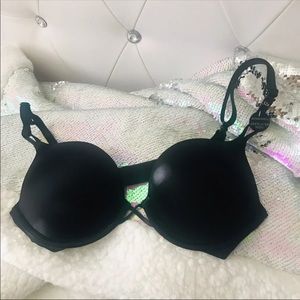 Victoria’s Secret bombshell 32B black push up bra